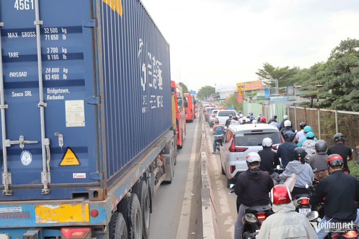 Dòng xe nhích từng mét trên đường Võ Chí Công. Ảnh: Tuấn Kiệt