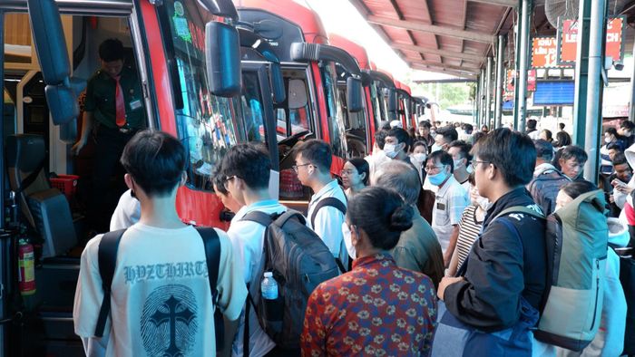 Bến xe Miền Tây chật cứng hành khách. Ảnh: TK
