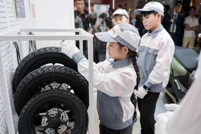 Các em nhỏ được “nhập vai kỹ sư” và trải nghiệm lắp ráp xe gắn máy điện Honda ICON e: Ảnh: HVN