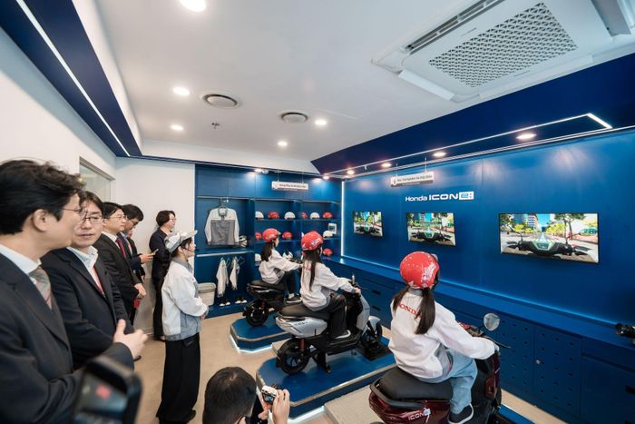Các em nhỏ trải nghiệm lái xe mô phỏng và học hỏi kiến thức an toàn giao thông. Ảnh: HVN