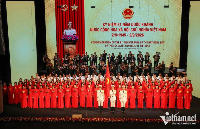 Lễ chào cờ và Quốc ca được cử hành trọng thể