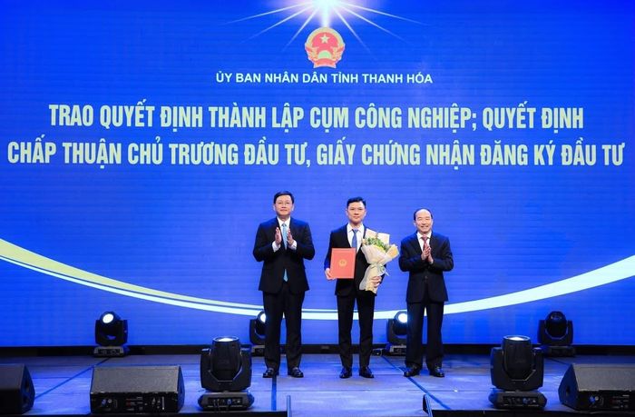 Tại hội nghị, tỉnh Thanh Hóa đã trao chứng nhận đăng ký đầu tư; quyết định chấp thuận chủ trương đầu tư cho một số doanh nghiệp, nhà đầu tư các dự án lớn