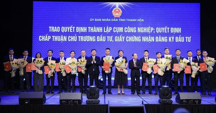 Tại hội nghị đối thoại doanh nghiệp 2026 vừa diễn ra, tỉnh Thanh Hóa đã trao nhiều QĐ chấp thuận chủ trương đầu tư và chứng nhận đầu tư cho các dự án quy mô lớn