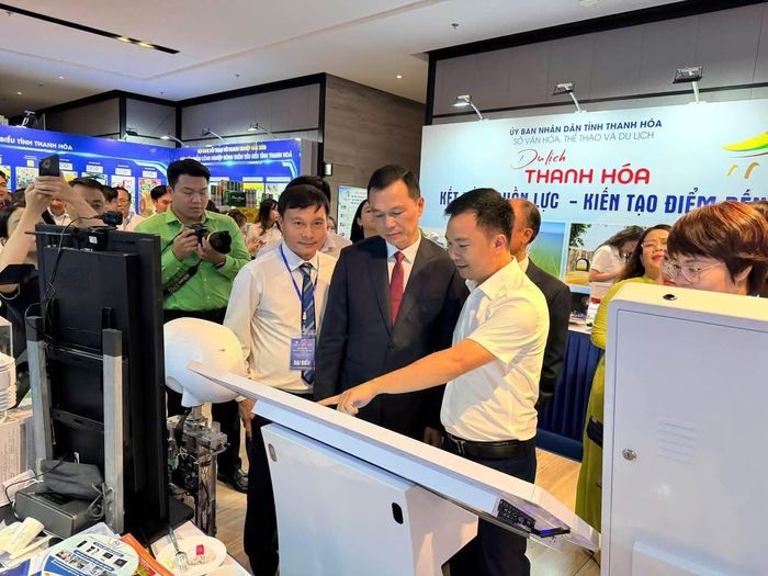 Chủ tịch UBND tỉnh Thanh Hóa Tô Anh Dũng thăm gian hàng trưng bày sản phẩm công nghệ tại Hội nghị đối thoại doanh nghiệp năm 2026