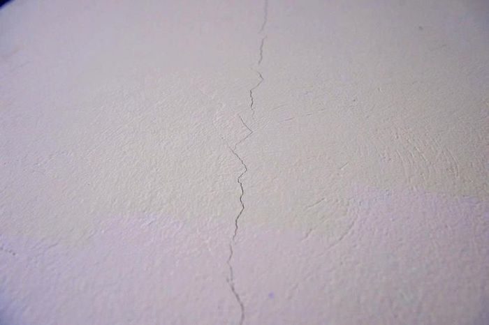   Nhiều vết nứt kéo dài từ chân tường.