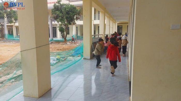  Thời điểm đầu tháng 12/2025, nhiều hạng mục trong khuôn viên trường vẫn còn ngổn ngang vật liệu xây dựng nhưng học sinh đã vào học.