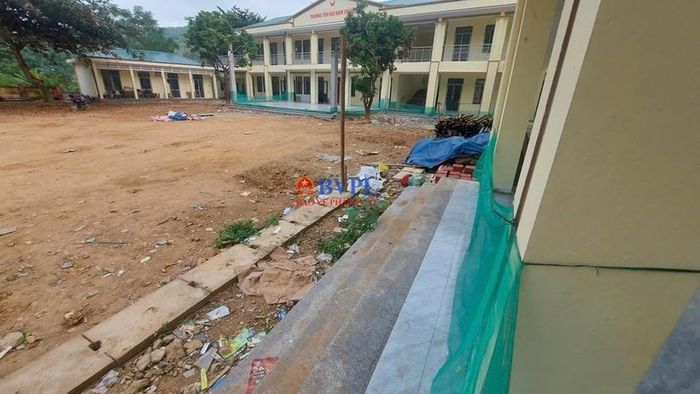  Trước đó, học sinh trường Tiểu học Nam Xuân đang phải học tập và vui chơi trong ngôi trường chưa hoàn thiện, chưa được nghiệm thu, bàn giao.