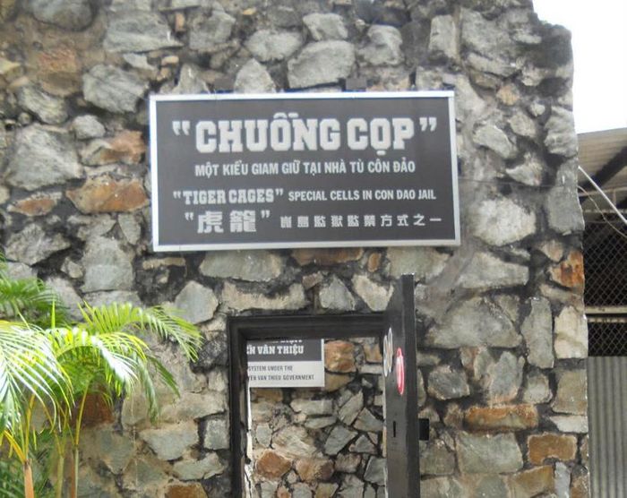 Khu vực phục dựng “Chuồng cọp” tại Bảo tàng Chứng tích Chiến tranh.