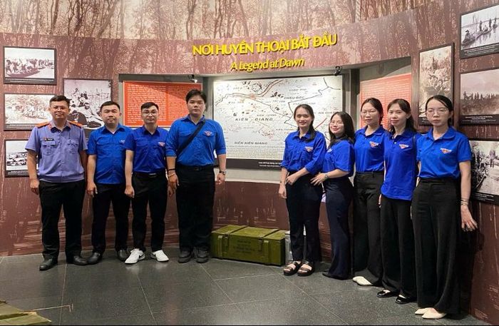 Chi đoàn Viện Phúc thẩm 3 chụp ảnh lưu niệm tại Bảo tàng Chứng tích Chiến tranh.