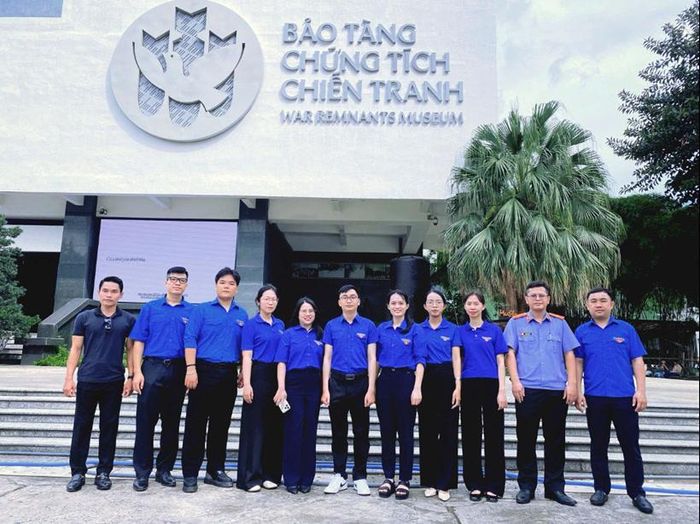 Chi đoàn Viện Phúc thẩm 3 chụp ảnh lưu niệm tại Bảo tàng Chứng tích Chiến tranh.