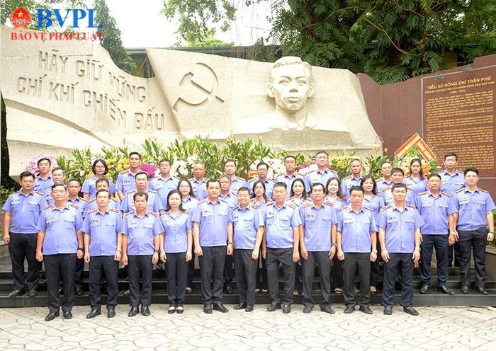  Đoàn đại biểu chụp hình lưu niệm tại Tượng đài Cố Tổng Bí thư Trần Phú.