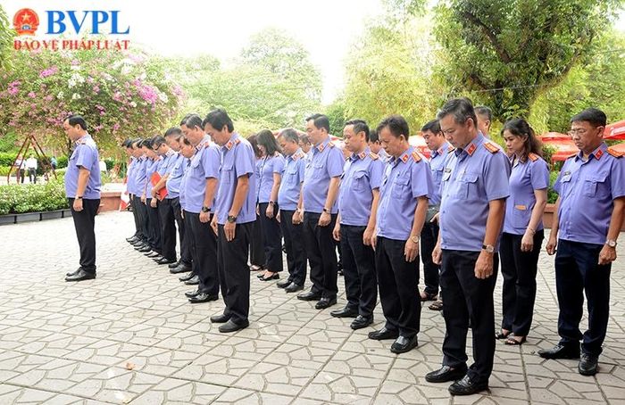  Đoàn đại biểu VKSND TP Hồ Chí Minh thực hiện nghi thức tưởng niệm.