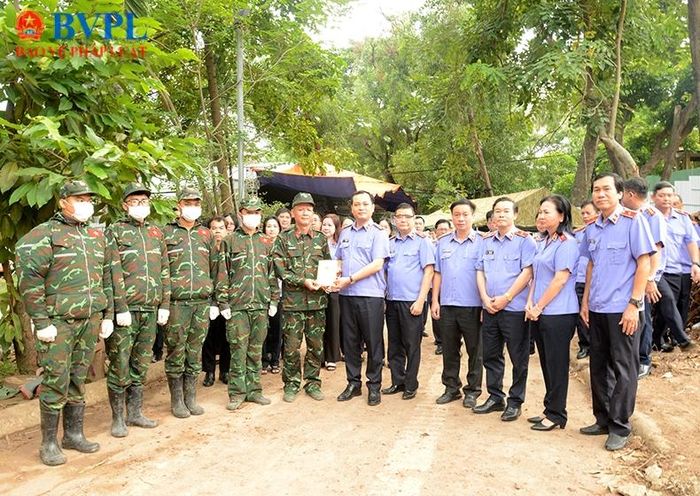  Đoàn đại biểu tặng quà động viên các chiến sĩ đang thực hiện nhiệm vụ quy tập hài cốt liệt sĩ tại Công viên Lê Thị Riêng.