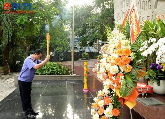  Đồng chí Lê Văn Đông - Viện trưởng VKSND TP Hồ Chí Minh dâng hương tưởng niệm cố Tổng Bí thư Trần Phú.