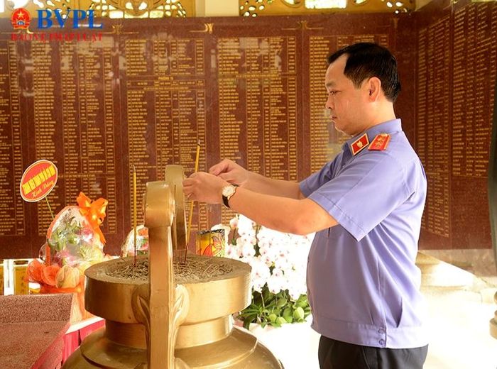  Đồng chí Lê Văn Đông - Viện trưởng VKSND TP Hồ Chí Minh dâng hương tại Bia tưởng niệm các Anh hùng liệt sĩ hy sinh trong cuộc Tổng tiến công và nổi dậy Tết Mậu Thân 1968.
