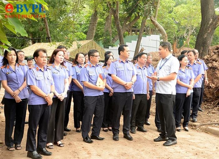  Đoàn đại biểu VKSND TP Hồ Chí Minh lắng nghe thông tin về quá trình tìm kiếm, quy tập và xác định danh tính hài cốt liệt sĩ tại Công viên Lê Thị Riêng.