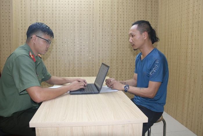 Cơ quan An ninh điều tra làm việc với Thân Văn Tấn. (Ảnh: Công an cung cấp)