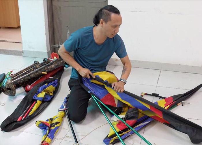 Thân Văn Tấn và tang vật. (Ảnh: Công an cung cấp)