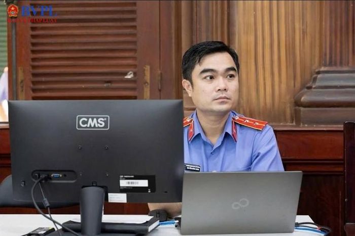 Cán bộ công nghệ thông tin VKSND TP Hồ Chí Minh trực tiếp điều phối, kiểm soát hệ thống đường truyền và thiết bị trình chiếu trong suốt quá trình diễn ra phiên tòa.