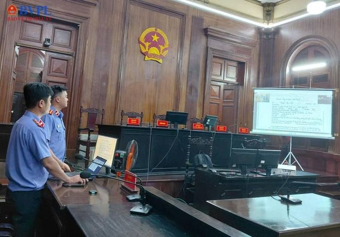 Cán bộ công nghệ thông tin VKSND TP Hồ Chí Minh rà soát và hoàn thiện hệ thống trình chiếu trước giờ xét xử.