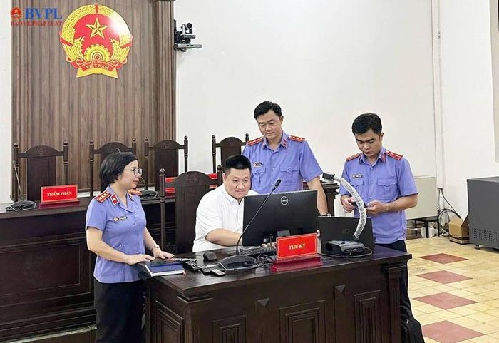 Lãnh đạo phụ trách công nghệ thông tin chỉ đạo công chức công nghệ thông tin của VKSND TP Hồ Chí Minh và TAND TP Hồ Chí Minh kiểm tra thử phương án trình chiếu trước giờ khai mạc phiên xét xử.