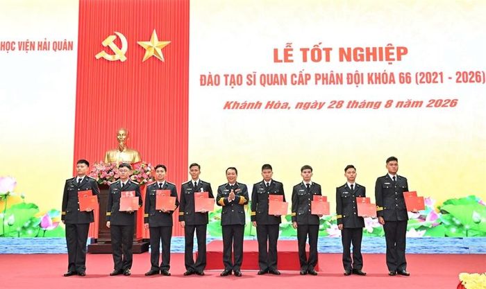  Chuẩn Đô đốc, PGS, TS Ngô Thành Công- Giám đốc Học viện trao bằng tốt nghiệp và danh hiệu học viên giỏi toàn khóa.