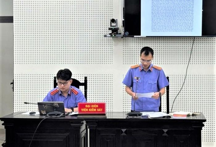  Kiểm sát viên công bố cáo trạng tại phiên tòa.