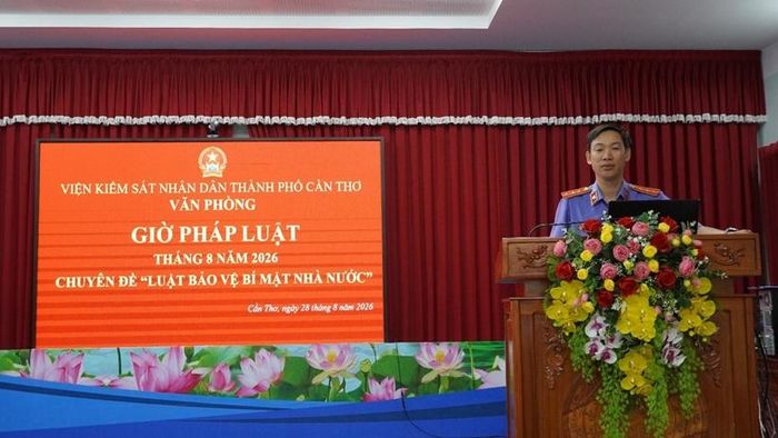  Đồng chí Tăng Bình Tánh, công chức công nghệ thông tin triển khai nội dung chuyên đề.