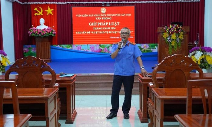  Đồng chí Nguyễn Phương Thiệp, Phó Chánh Văn phòng phát biểu tại buổi sinh hoạt “Giờ pháp luật”.