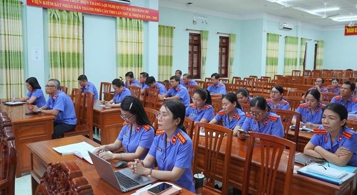  Lãnh đạo, công chức, người lao động Văn phòng tham dự sinh hoạt chuyên đề “Giờ pháp luật” tháng 8.