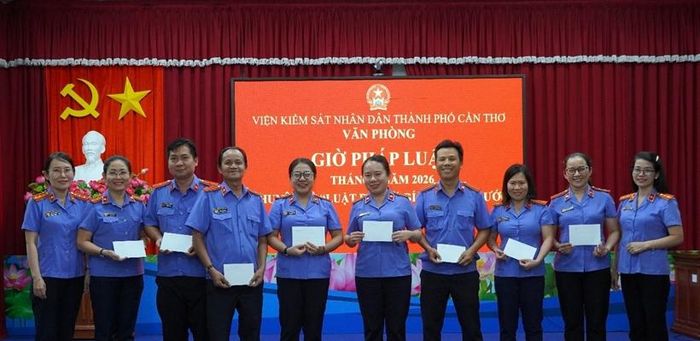  Đại diện lãnh đạo Văn phòng trao giải các cá nhân có câu trả lời chính xác và tham gia tích cực tại phần mini game.