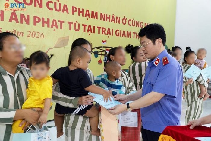 Đại diện VKSND trao quà tặng các cháu dưới 36 tháng tuổi là con của phạm nhân ở cùng mẹ và phạm nhân đang mang thai chấp hành án tù tại Trại giam Thủ Đức thuộc Bộ Công an, tháng 5/2026 (Ảnh minh họa).