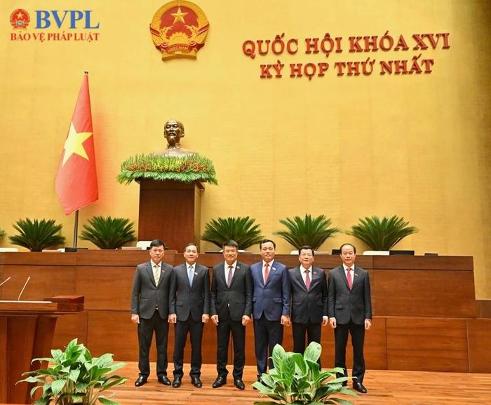 Đồng chí Nguyễn Huy Tiến, Ủy viên Trung ương Đảng, Viện trưởng VKSND tối cao (thứ 3 từ trái sang) và 5 đồng chí đang công tác trong ngành KSND tham gia Kỳ họp thứ Nhất (tháng 4/2026) để thực hiện nhiệm vụ đại biểu Quốc hội khóa XVI.
