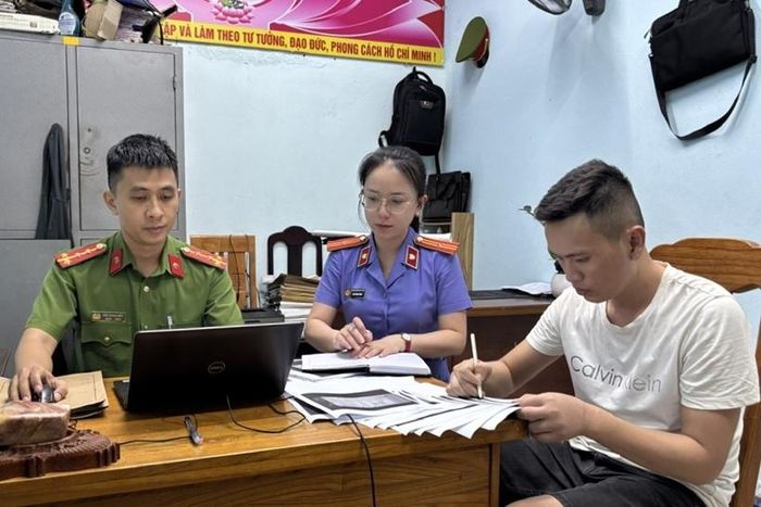 Kiểm sát viên thuộc VKSND khu vực 10, thành phố Đà Nẵng phối hợp với Điều tra viên thực hiện nhiệm vụ được giao, tháng 7/2026 (Ảnh minh họa).