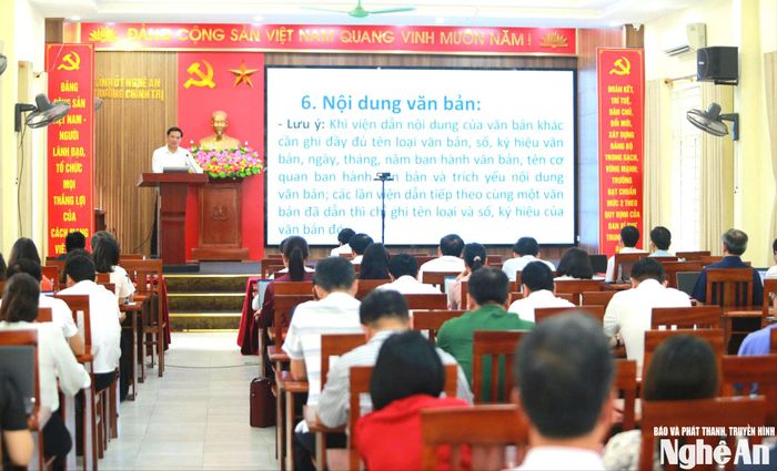 Đồng chí Nguyễn Kiều Hưng - Phó Chánh Văn Phòng Thường trực Đảng uỷ CCQ Đảng tỉnh quán triệt nội dung liên quan đến thể thức văn bản của Đảng. Ảnh: N.H