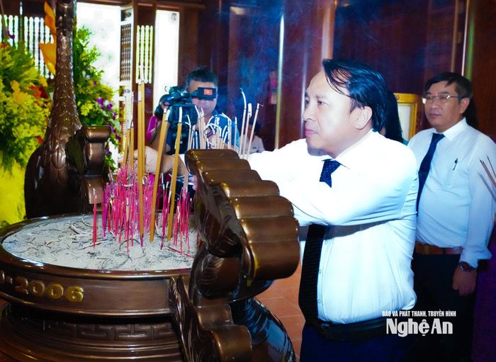 Đồng chí Dương Đình Chỉnh - Ủy viên Ban Thường vụ Tỉnh ủy, Phó Chủ tịch Thường trực HĐND tỉnh dâng hương tưởng niệm Chủ tịch Hồ Chí Minh. Ảnh: Mai Hoa