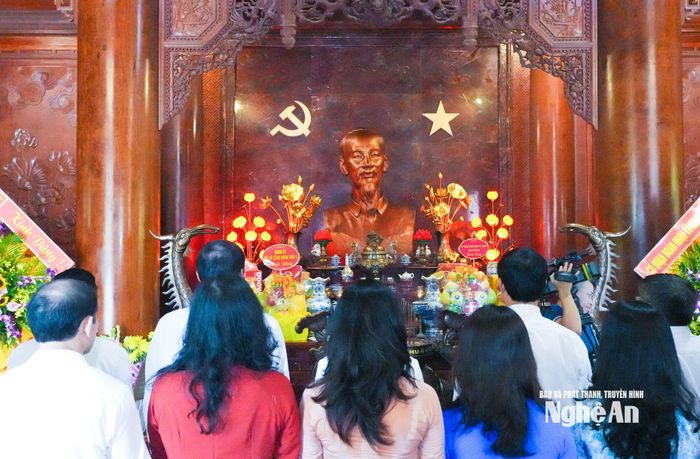 Lãnh đạo, cán bộ, chuyên viên Văn phòng Đoàn Đại biểu Quốc hội và HĐND tỉnh làm lễ tưởng niệm Chủ tịch Hồ Chí Minh. Ảnh: Mai Hoa