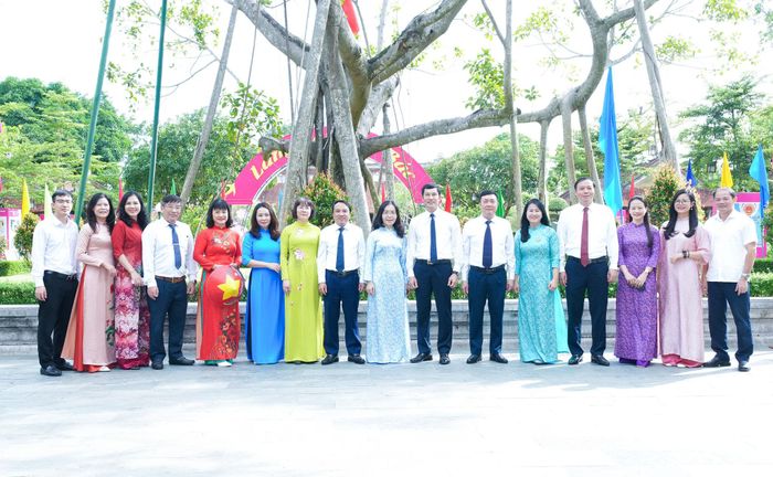 Lãnh đạo, cán bộ, chuyên viên Văn phòng Đoàn ĐBQH và HĐND tỉnh Nghệ An chụp ảnh lưu niệm tại Khu Di tích Quốc gia đặc biệt Kim Liên. Ảnh: Mai Hoa