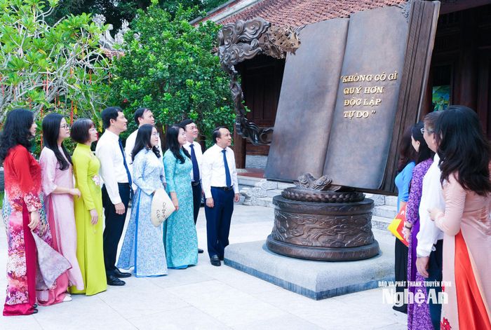Lãnh đạo, cán bộ, chuyên viên Văn phòng Đoàn ĐBQH và HĐND tỉnh Nghệ An tham quan tác phẩm điêu khắc ánh sáng “Việt Nam - những trang sử vàng” tại Khu Di tích Quốc gia đặc biệt Kim Liên. Ảnh: Mai Hoa