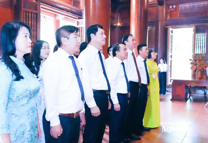 Lãnh đạo, cán bộ, chuyên viên Văn phòng Đoàn Đại biểu Quốc hội và HĐND tỉnh làm lễ tưởng niệm Chủ tịch Hồ Chí Minh. Ảnh: Mai Hoa