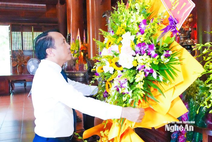 Đồng chí Dương Đình Chỉnh - Ủy viên Ban Thường vụ Tỉnh ủy, Phó Chủ tịch Thường trực HĐND tỉnh kính dâng lẵng hoa tươi thắm tưởng niệm Chủ tịch Hồ Chí Minh. Ảnh: Mai Hoa