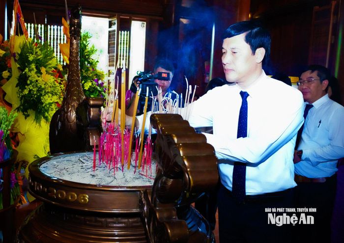 Đồng chí Bùi Duy Sơn - Ủy viên Ban Chấp hành Đảng bộ tỉnh, Chánh Văn phòng Đoàn đại biểu Quốc hội và HĐND tỉnh dâng hương tưởng niệm Chủ tịch Hồ Chí Minh. Ảnh: Mai Hoa