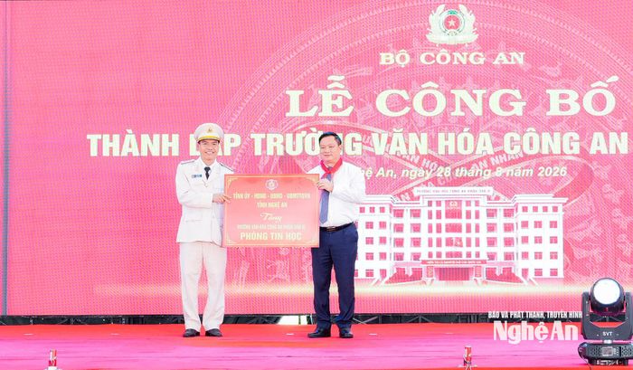 Đồng chí Nguyễn Khắc Thận - Ủy viên Trung ương Đảng, Bí thư Tỉnh ủy, Trưởng Đoàn ĐBQH tỉnh trao quà của tỉnh Nghệ An là 1 phòng tin học tặng Trường Văn hóa Công an nhân dân VI. Ảnh: Phạm Bằng