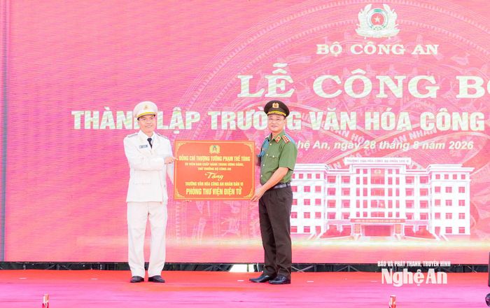 Thứ trưởng Phạm Thế Tùng trao tặng Trường Văn hóa Công an nhân dân VI 1 thư viện điện tử; 5 chiếc ti vi và 270 bộ sách giáo khoa cho toàn bộ học sinh của trường. Ảnh: Phạm Bằng