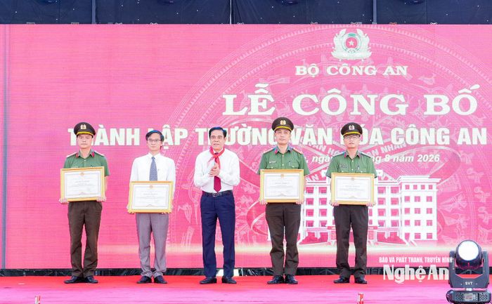 Đồng chí Võ Trọng Hải - Phó Bí thư Tỉnh ủy, Chủ tịch UBND tỉnh trao tặng Bằng khen cho 4 cá nhân vì có thành tích xuất sắc trong công tác tham mưu, triển khai thành lập Trường Văn hóa Công an nhân dân VI. Ảnh: Phạm Bằng