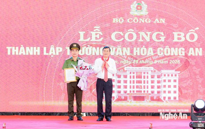 Đồng chí Thái Văn Thành - Phó Chủ tịch UBND tỉnh trao Quyết định của UBND tỉnh về việc thành lập Trường Văn hóa Công an nhân dân VI. Ảnh: Phạm Bằng