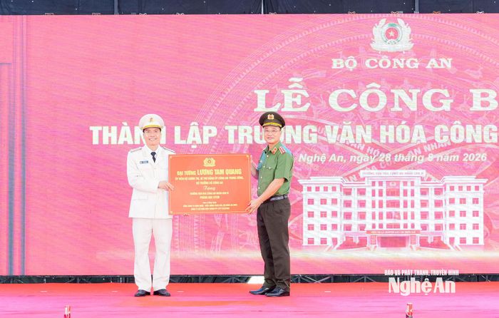 Thứ trưởng Phạm Thế Tùng trao quà của Bộ trưởng Bộ Công an tặng 1 phòng STEM cho Trường Văn hóa Công an nhân dân VI. Ảnh: Phạm Bằng