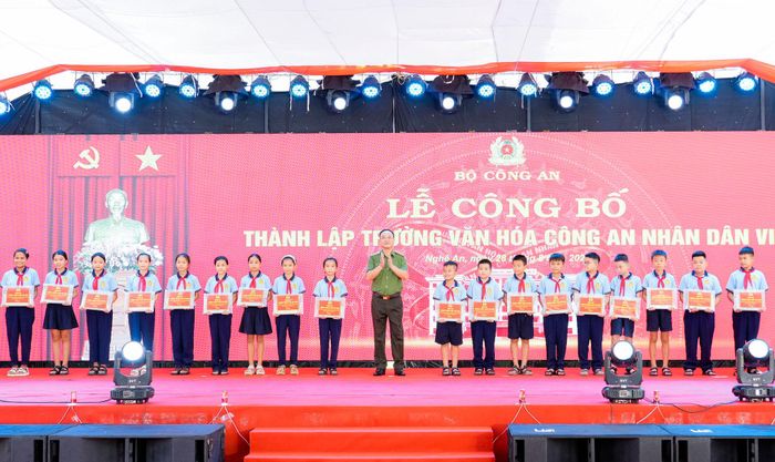 Thứ trưởng Phạm Thế Tùng trao tặng Trường Văn hóa Công an nhân dân VI 1 thư viện điện tử; 5 chiếc ti vi và 270 bộ sách giáo khoa cho toàn bộ học sinh của trường. Ảnh: Phạm Bằng