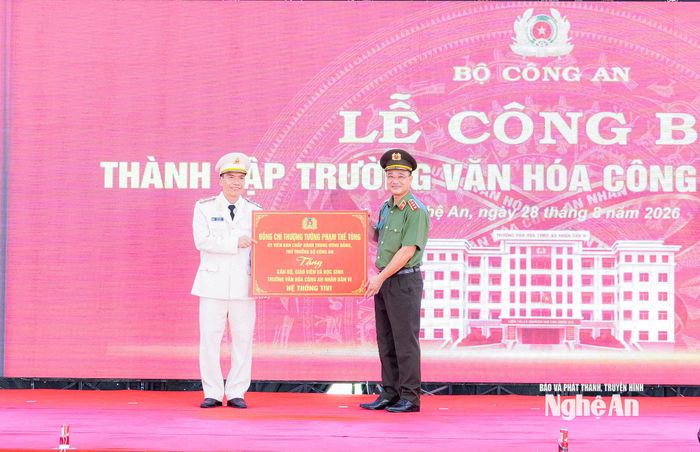 Thứ trưởng Phạm Thế Tùng trao tặng Trường Văn hóa Công an nhân dân VI 1 thư viện điện tử; 5 chiếc ti vi và 270 bộ sách giáo khoa cho toàn bộ học sinh của trường. Ảnh: Phạm Bằng