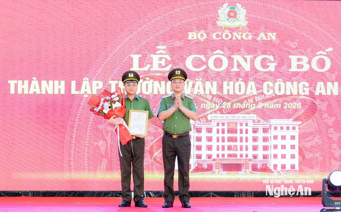 Thứ trưởng Phạm Thế Tùng trao Quyết định của Bộ trưởng Bộ Công an, tặng hoa chúc mừng việc bổ sung Trường Văn hóa Công an nhân dân VI vào tổ chức bộ máy của Công an tỉnh Nghệ An. Ảnh: Phạm Bằng